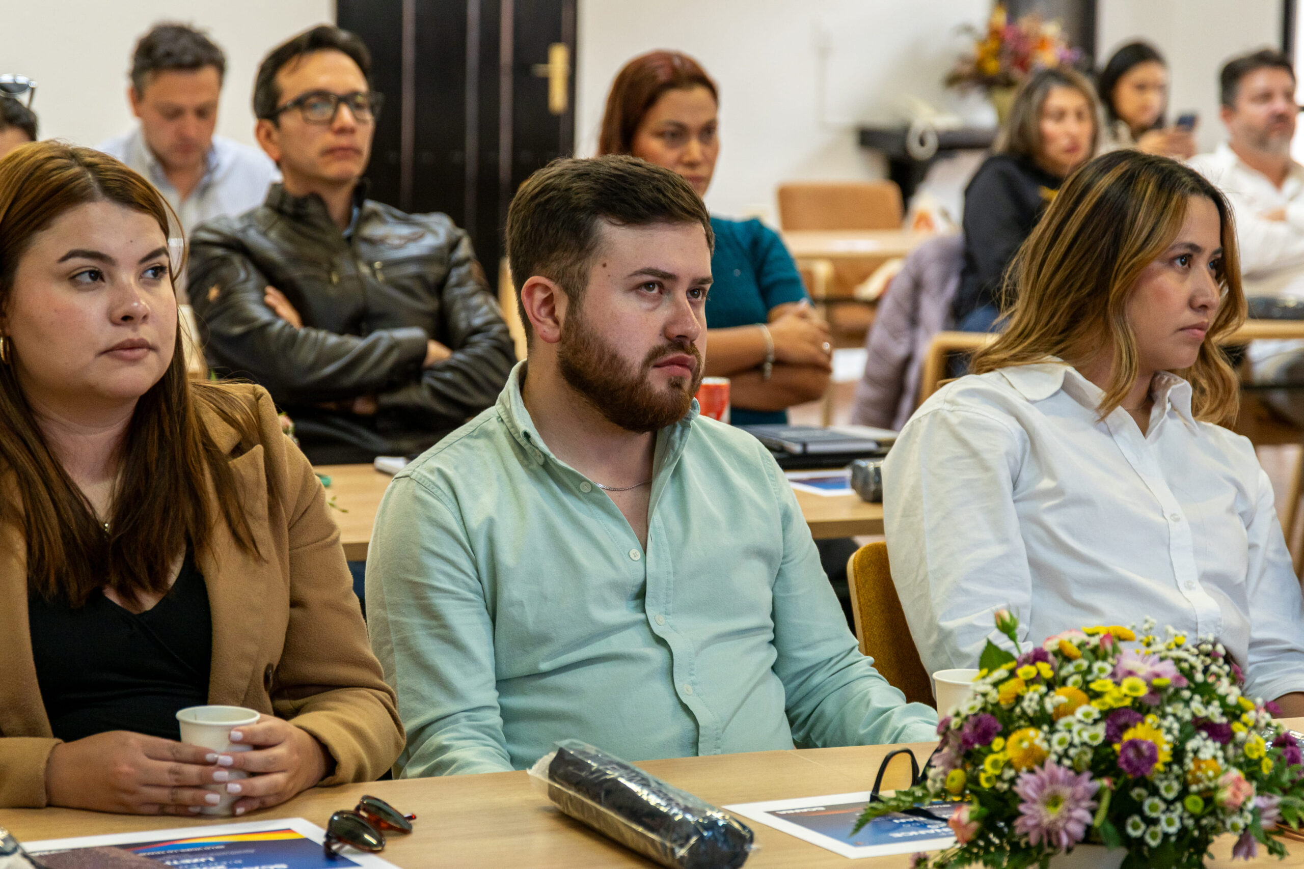 Foto de personas atendiendo