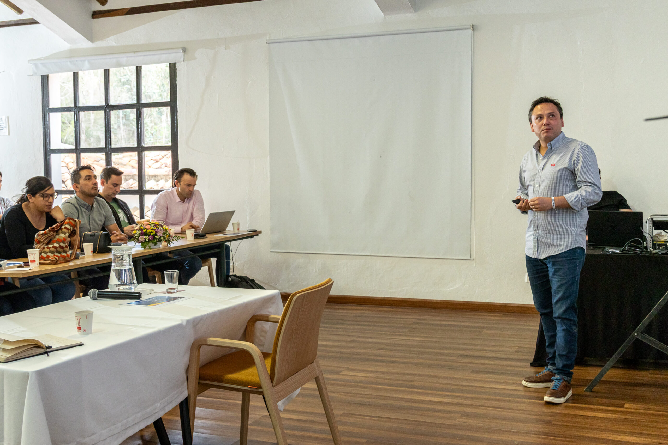 Foto del expositor con el publico