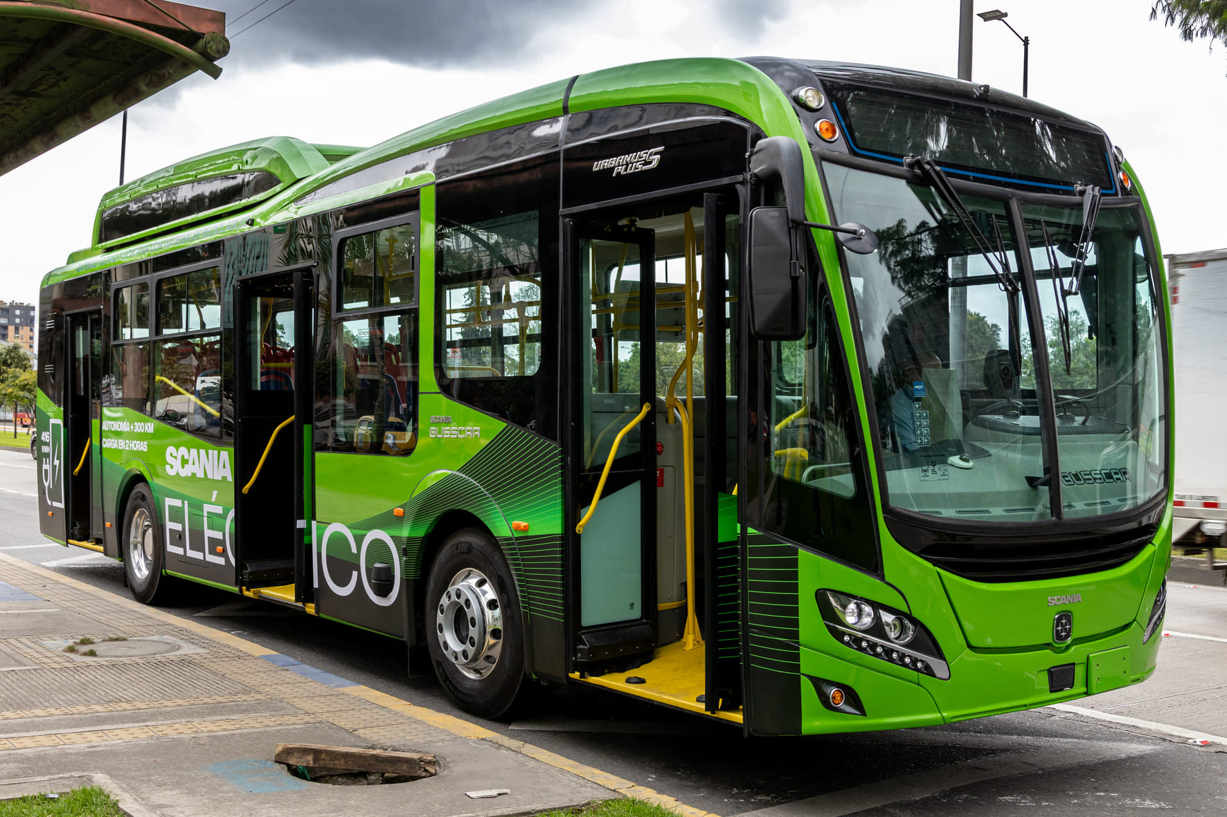 bus electrico con las puertas abiertas